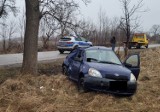 Wypadek w gminie Kamieńsk. Na śliskiej drodze kierująca toyotą uderzyła w drzewo