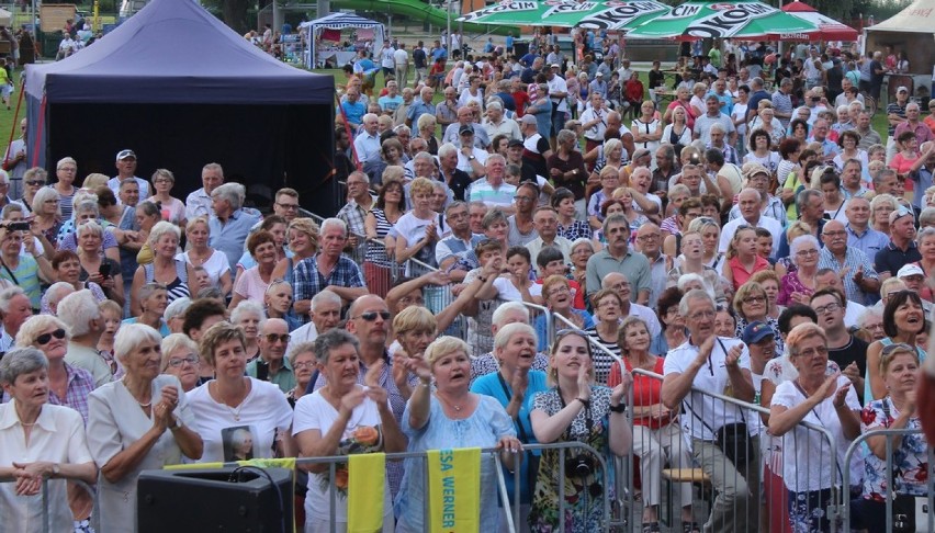 Dałabym ci dała, całusa słodkiego - Teresa Werner i tłumy na plaży