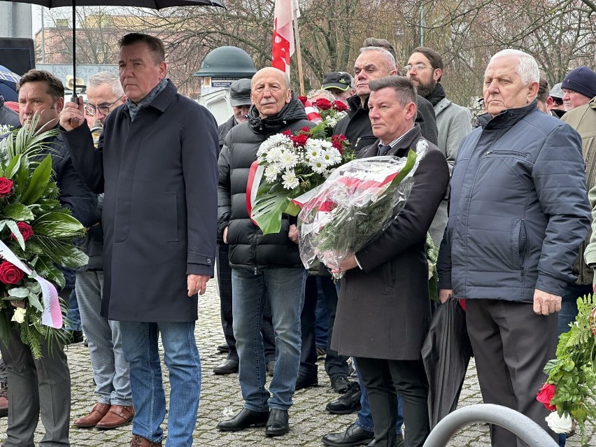 42. rocznica wprowadzenia stanu wojennego. W Koninie złożono kwiaty pod pomnikiem Solidarności