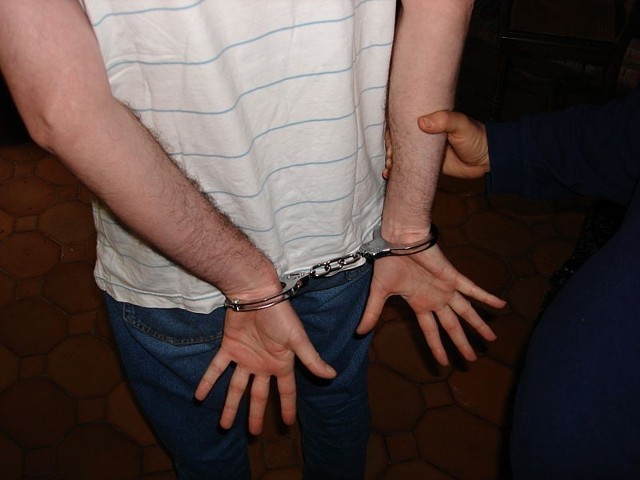 Źródło: http://commons.wikimedia.org/wiki/File:Handcuffed_man_%282%29.jpg