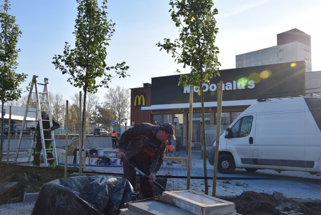 W Nowej Soli dobiega końca budowa restauracji McDonald's. W piątek drzewka przed obiektem sadził pan Bartosz. Kliknij w przycisk "zobacz galerię" i przesuwaj zdjęcia w prawo - naciśnij strzałkę lub przycisk NASTĘPNE
