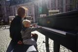 Fortepian w centrum Poznania. Każdy może spróbować swoich sił [ZDJĘCIA]