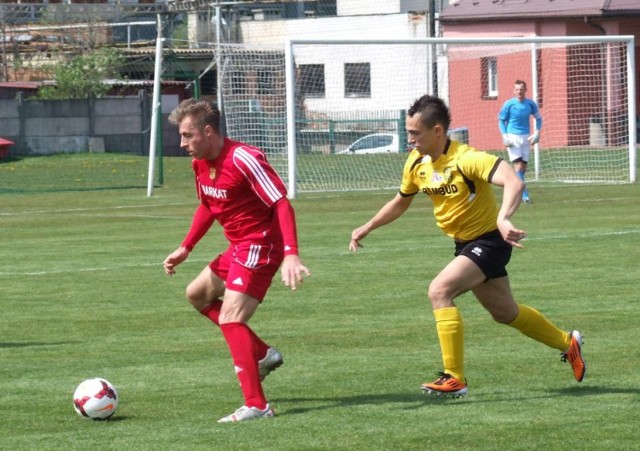 Marcin Morawski (z lewej) jeszcze jesienią grał w trzecioligowym Przeboju Wolbrom, a teraz jest podporą defensywy Kalwarianki, która wygrała na boisku wicelidera grupy zachodniej IV ligi piłkarskiej, w Trzebini 1:0.