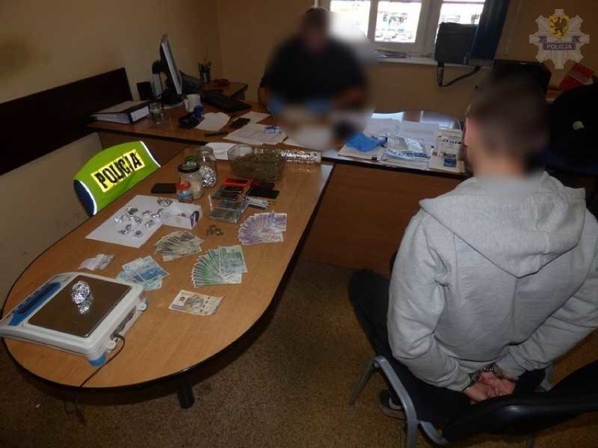 Powiat lęborski.Kryminalni znaleźli setki "działek" marihuany i amfetaminy u dwóch 21-latków