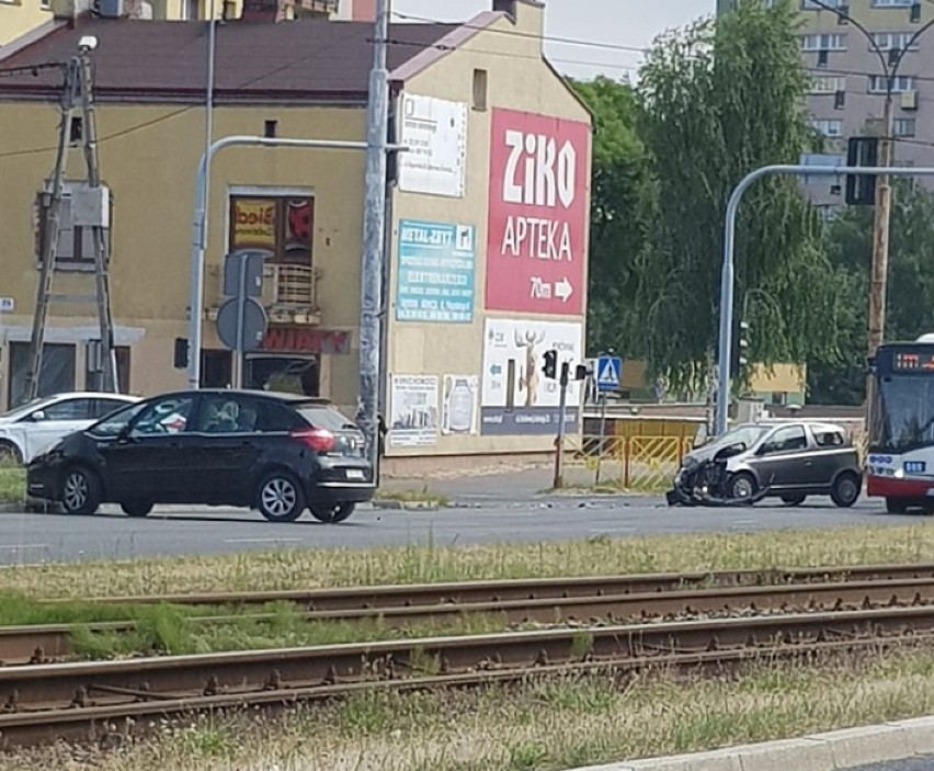 Wypadek w centrum Dąbrowy Górniczej. Zderzenie samochodów na światłach, ranna kobieta trafia do szpitala