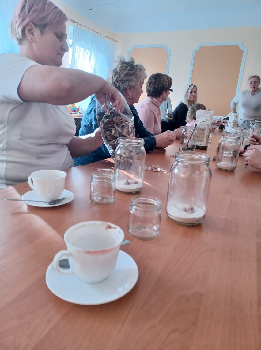 Mieszkańcy Leśniowic odkrywają moc słowiańskich ziół podczas warsztatów i różnych spotkań.  Zobacz zdjęcia