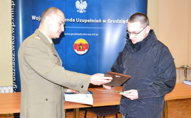 Szymon Zawieracz (z prawej) otrzymał powołanie do służby zawodowej z rąk Marcina Guta