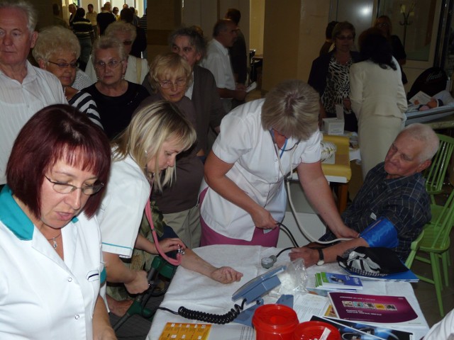 Pracownicy szpitala badają radomszczan podczas "Pikniku Zdrowia"