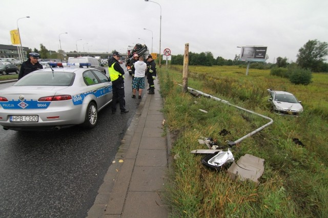 KOMUNIKATY DROGOWE - sprawdź, żeby nie stać w korkach

Zobacz też: 21 marca - śmiertelny wypadek na Sobieskiego. Jedna osoba nie żyje, pięć rannych (ZDJĘCIA)

Zobacz też: 
*Wypadł z drogi i porzucił samochód (ZDJĘCIA)
*Z ciężarówki na Granicznej wypadło piwo (ZDJĘCIA)
*Kierowcy nie radzą sobie na skrzyżowaniu Hubskiej, Bardzkiej i Kamiennej (ZDJĘCIA)