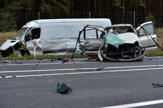 W niedzielę na węźle Mała Nieszawka pod Toruniem doszło do zderzenia osobowego forda z busem marki Mercedes. Dwie osoby były hospitalizowane, trzy pozostałe - opatrywane na miejscu.

Niewiele brakowało, a u zbiegu krajowej 15 i trasy średnicowej nr 10 pod Toruniem doszło do tragedii. 
-&nbsp;Ford Galaxy jadący od strony Poznania próbował włączyć się w ruch na trasie S10 - mówi podinsp. Wioletta Dąbrowska, z zespołu prasowego Komendy Miejskiej Policji w Toruniu. - Podczas jazdy po łuku auto zostało wyniesione i samochód uderzył w mercedesa transportera. 

Dwie osoby najciężej poszkodowane w tym wypadku trafiły do szpitala. 

