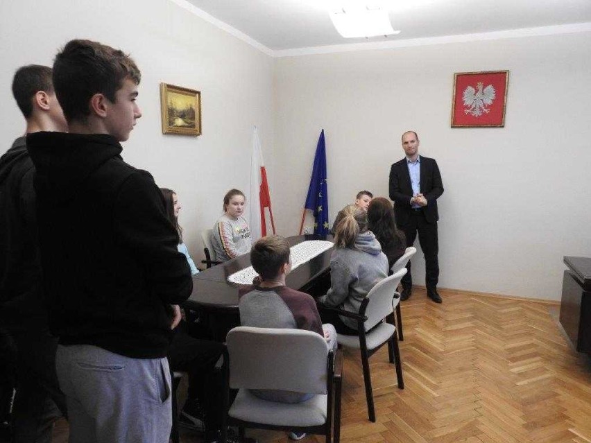 Uczniowie klas ósmych z SP Czempiń odwiedzieli urząd gminy