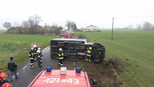 Dwa samochody załadowane tonami towaru wywróciły się na chełmińskich drogach. 
W Dubielnie, mieszkaniec powiatu świeckiego wiozący alkohol renault mascott nieprawidłowo wyprzedzał audi, zjechał na lewe pobocze, stracił panowanie nad pojazdem i go wywrócił. Dostał mandat. Był trzeźwy. Straty to 10 tys. zł, w tym alkohol - 1,4 tys. zł. Akcja, w której uczestniczyło 17 strażaków, trwała niemal trzy godziny. A w Brzozowie ciężarowa scania wioząca 24 tony papieru w palach przewrócił się z naczepą do rowu. Postawił go na koła ciężki holownik pomocy drogowej z Grudziądza, a do tego czasu strażacy zabezpieczali liną stalową.