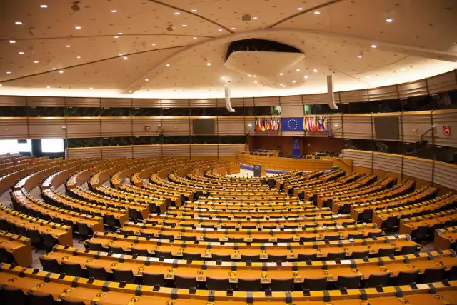 Sala obrad (największa w Europie) mieszcząca się w budynku im. Louise Weiss, siedzibie Parlamentu Europejskiego w Strasburgu.