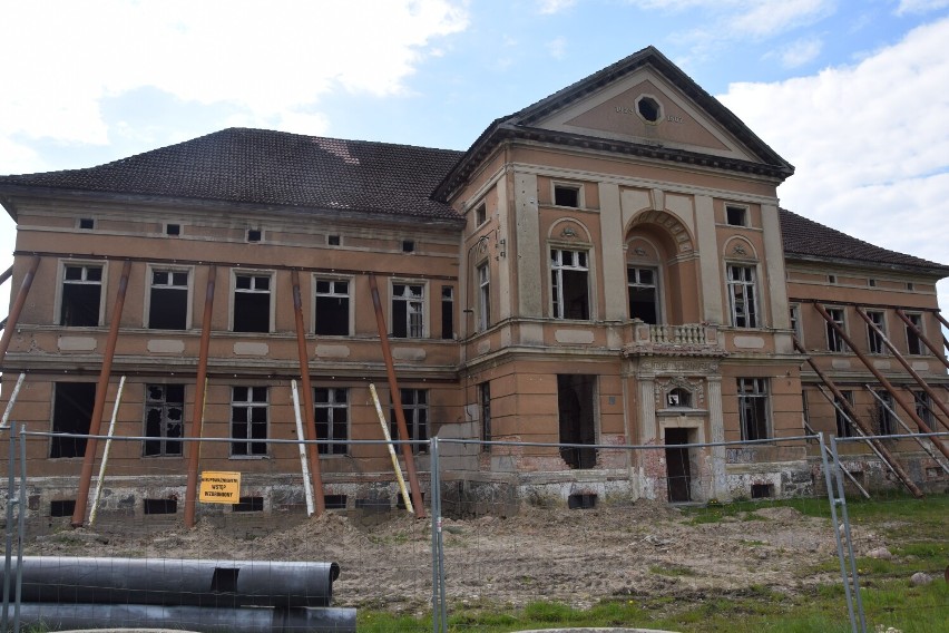 Zabytkowy pałac w Zdrzewnie czeka na remont. - Właściciel nie ma określonego terminu realizacji prac - mówi konserwator zabytków [WIDEO]