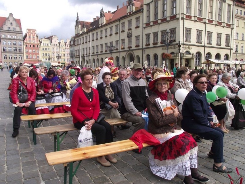 Seniorzy hucznie świętują we Wrocławiu. Marsz Kapeluszy za nami (ZDJĘCIA)