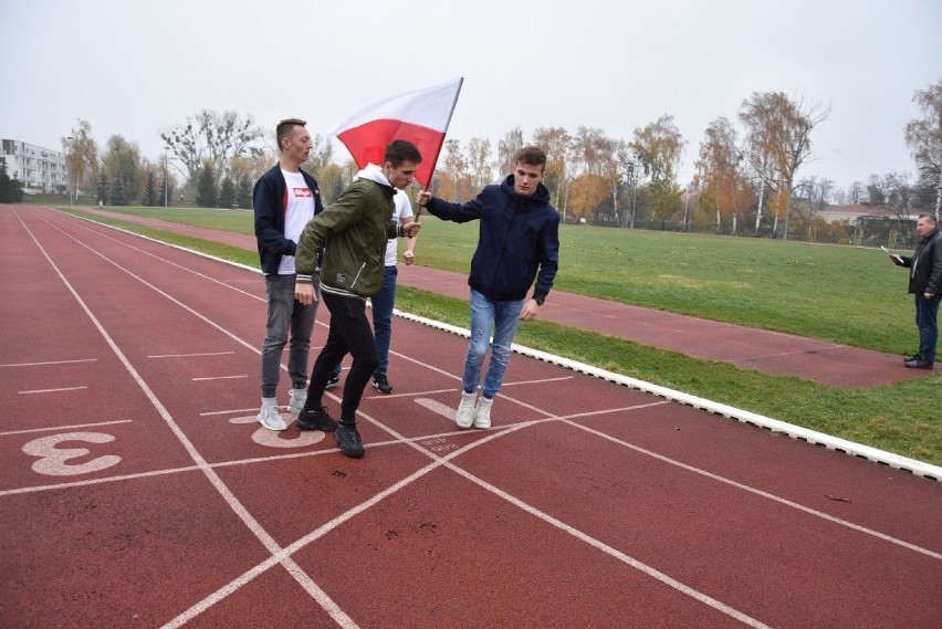 Sztafeta niepodległościowa – bieg z flagą na stadionie przy Kaliskiej 