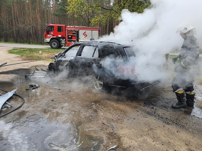 Mercedes spłonął na parkingu leśnym koło Barwic. Czy to podpalenie? [zdjęcia]