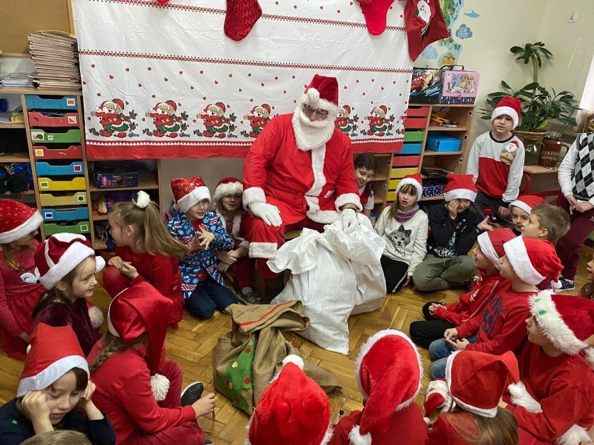 Święty Mikołaj już jest w Kielcach. Odwiedził dzieci ze Szkoły Podstawowej numer 12. Zobacz zdjęcia