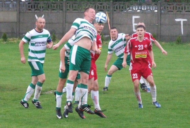 Piłkarze Solavii Grojec (biało-zielone stroje) zremisowali na własnym boisku z liderującymi w klasie A rezerwami Soły Oświęcim 1-1.