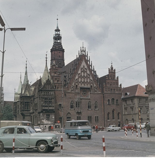 Zapraszamy Was na podróż w czasie. Do Wrocławia z 1968 roku. Zobaczcie jak wtedy wyglądało miasto i co się w tym czasie zmieniło. Niektóre miejsca rozpoznacie bez trudu, innych już nie ma.