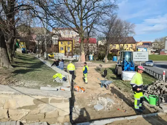 Rozpoczęły się prace na Skwerze Gombrowicza w Opatowie.