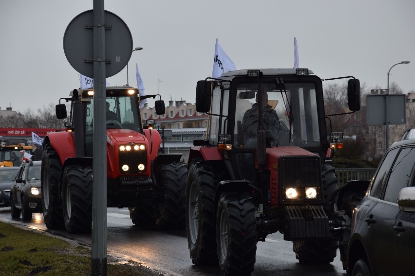 Rolnicy protestują na ulicach Szczecinka. Czego się domagają? [zdjęcia]