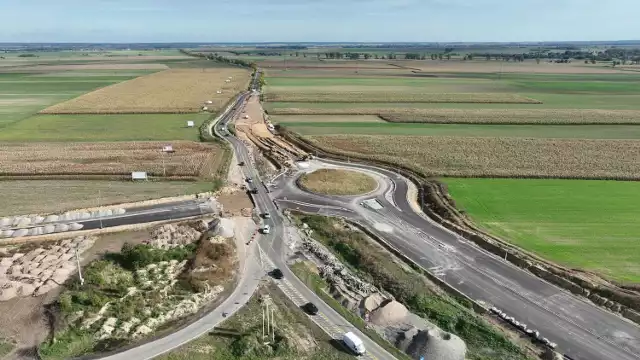 Droga krajowa między Nysą a Pakosławicami rozdziela duże tereny rolnicze.