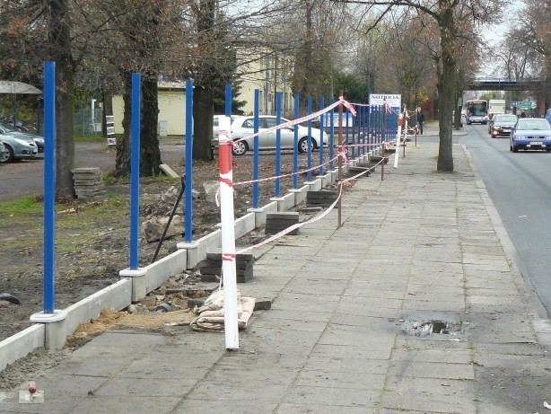 Wymienione zabezpieczenie przy ogrodzeniu parkingu fabryki...