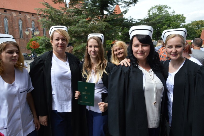 Studenci Powiślańskiej Szkoły Wyższej w Kwidzynie odebrali dyplomy. Czepkowanie absolwentów pielęgniarstwa [ZDJĘCIA]