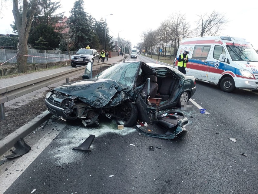 Wypadek w Rakoniewicach. Dwa samochody zderzyły się czołowo 