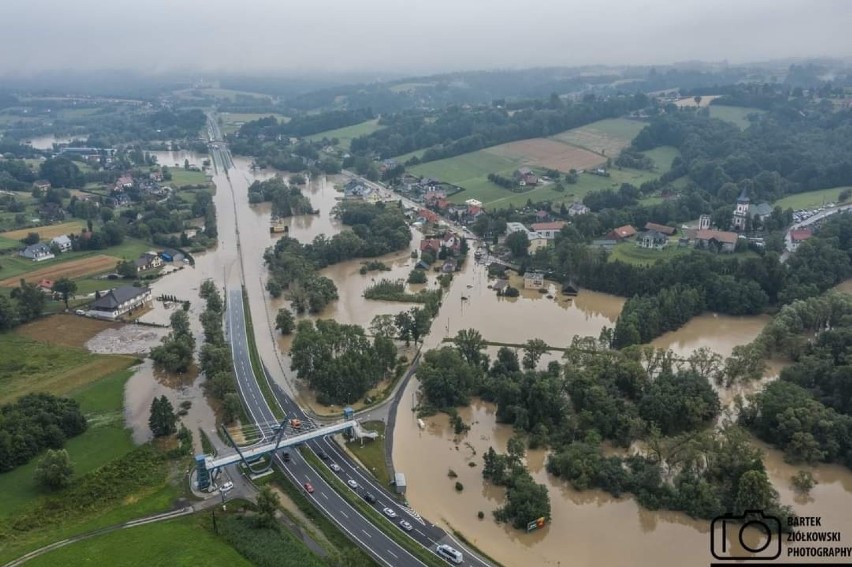 Powódź błyskawiczna w gminie Myślenice. Głogoczów i Krzyszkowice zalane, ogromne straty. "Takiej wody nie było tu nigdy" [ZDJĘCIA]