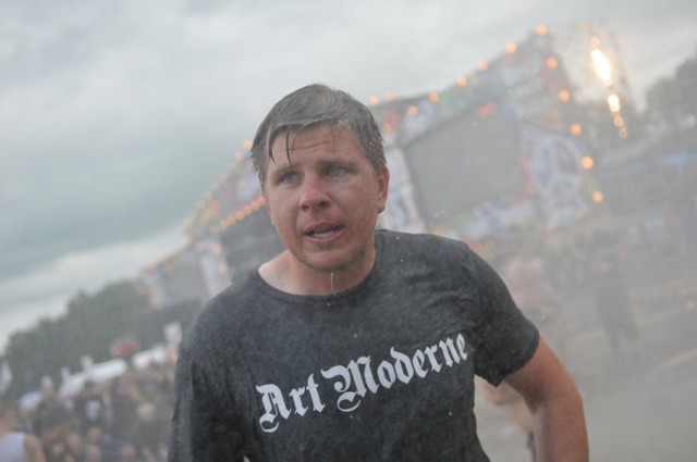 Filip Chajzer wskoczył do błota na Przystanku Woodstock 2016.