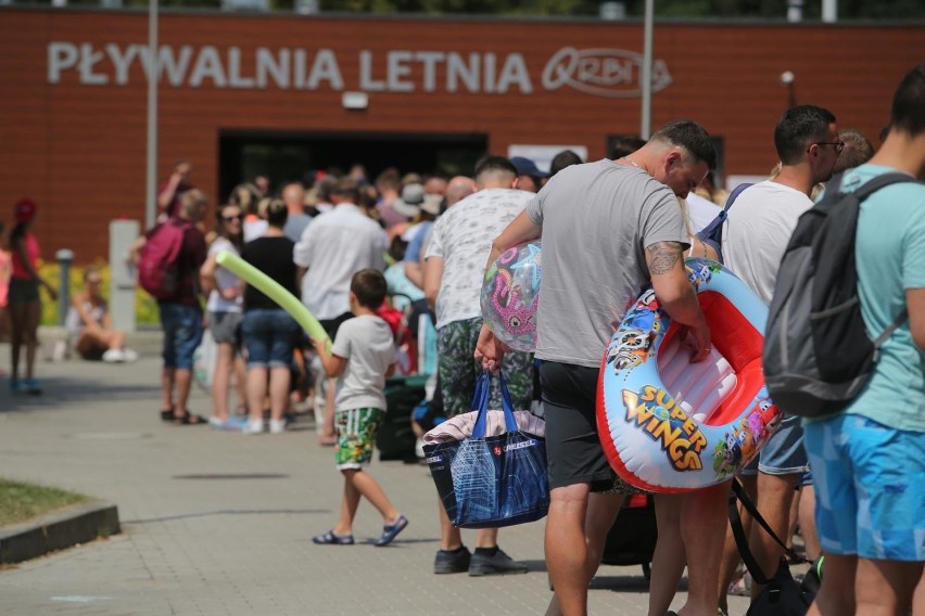 Tłum przed basenem na Wejherowskiej