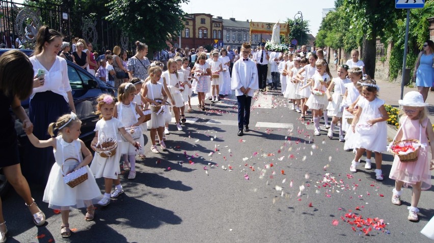 Boże Ciało. Procesja ku czci Najświętszego Ciała i Krwi Chrystusa przeszła ulicami Czerniejewa  [FOTO]