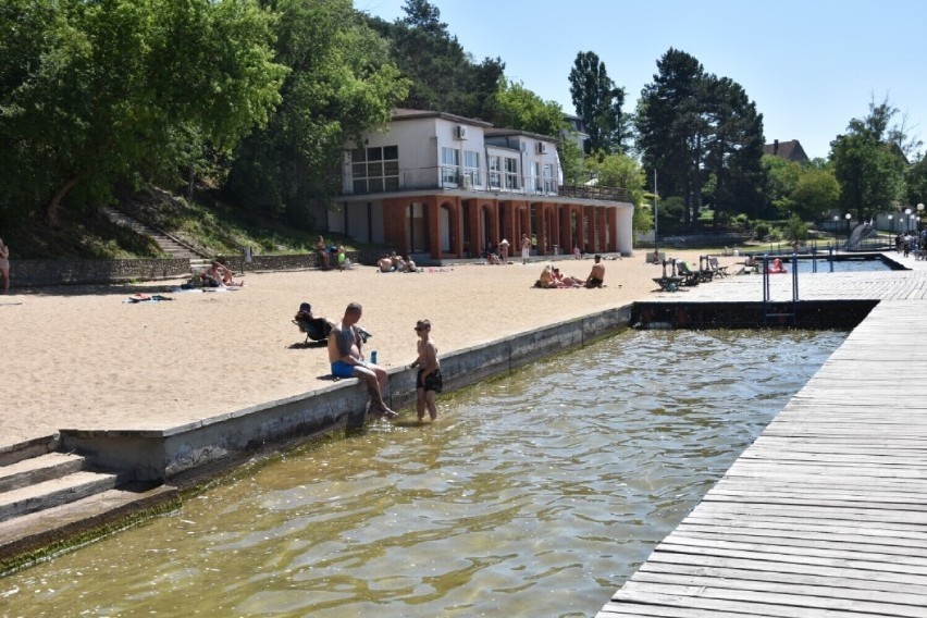 Na plaży nad Jeziorem Durowskim ratownicy pilnują...