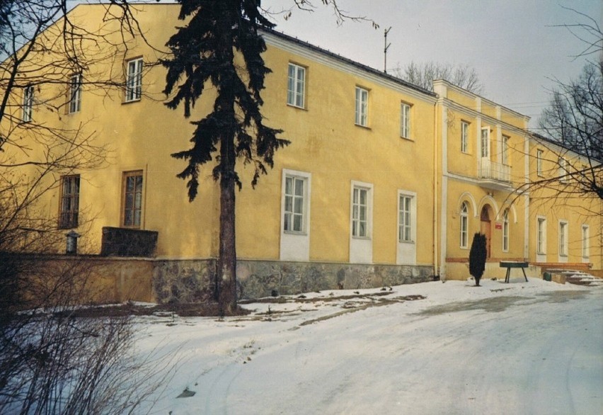Budynek szkoły przed przebudową (fot. 1992 r.)