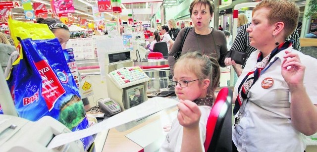 10-letnia Kasia Wilk świetnie sobie radziła, obsługując klientów na kasie fiskalnej w markecie
