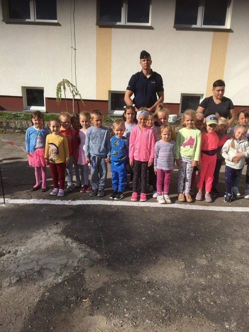 Policja Stargard: „Bezpieczna droga do szkoły” policjantów z dziećmi 