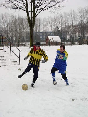 Ze względu na remont stadionu Chojniczanki, mecz noworoczny przeniesiono na boisko dawnego OSiR. Przy piłce Maciej Ossowski, obok Wiesław Piekarski.  Fot. Wojciech Piepiorka