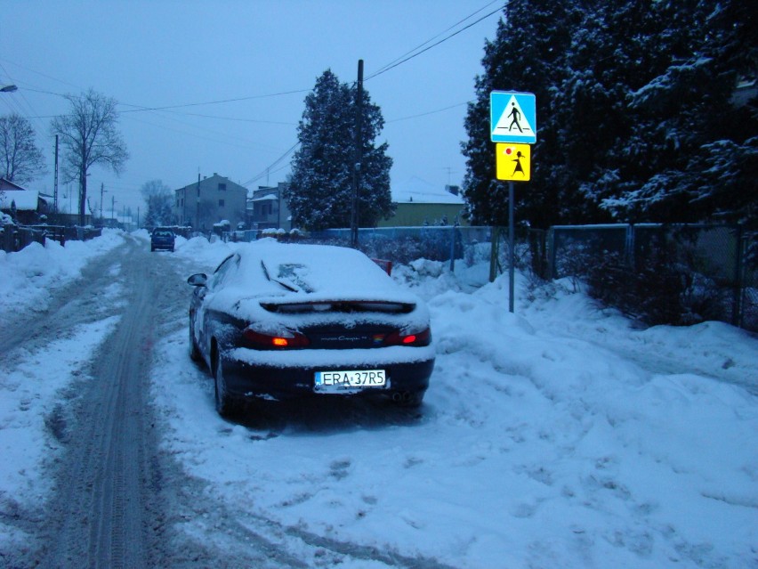 Codzienność parkowania na przejściu dla pieszych przy ulicy...