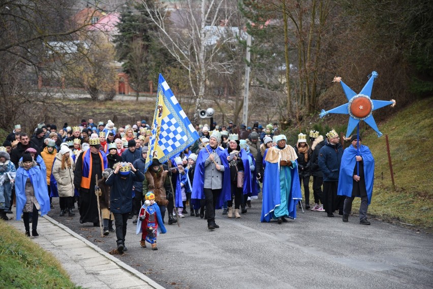 Orszak Trzech Króli w Radymnie. Barwne korowody przyszły do stajenki przy kościele pw. św. Wawrzyńca [ZDJĘCIA]