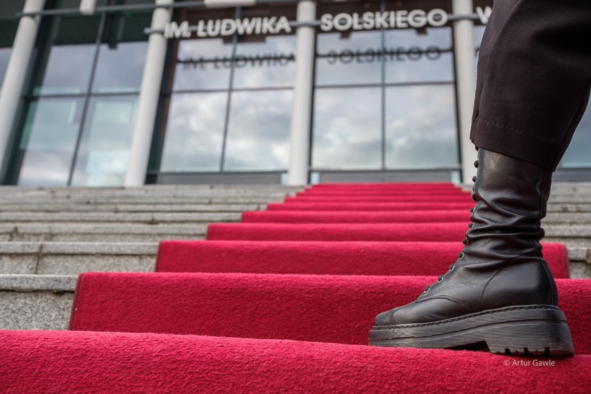 Tarnów. Premiera "Szewców" Witkacego  zakończyła się owacjami na stojąco. Były też podziękowania i tort na Dzień Teatru. Mamy zdjęcia!