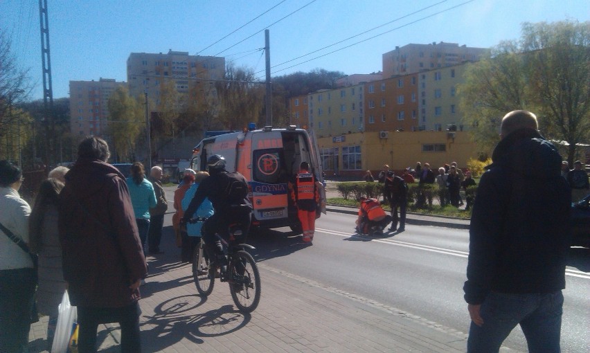 Wypadek na ul. Chylońskiej w Gdyni. Samochód potrącił 14-letnią dziewczynę [ZDJĘCIA]