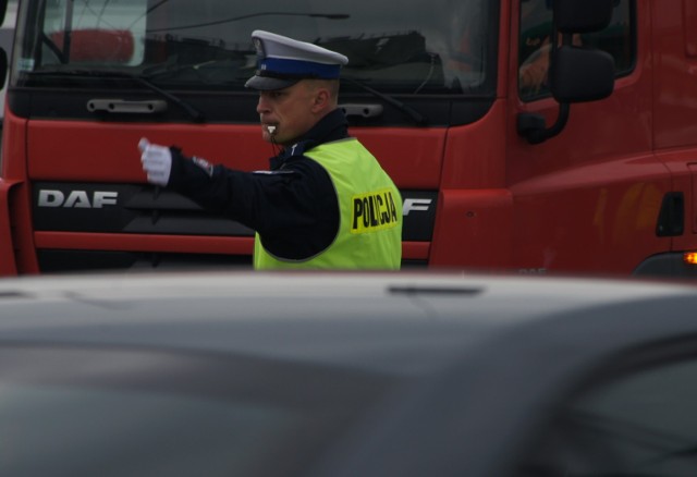 Policjant Roku Ruchu Drogowego. Egzamin z kierowania ruchem na skrzyżowaniu w Tychach