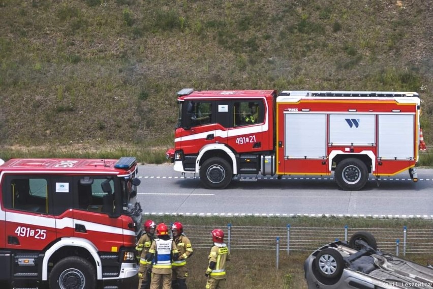 Wypadek na autostradzie A1. Dachował pojazd. Ruch na odcinku zablokowany