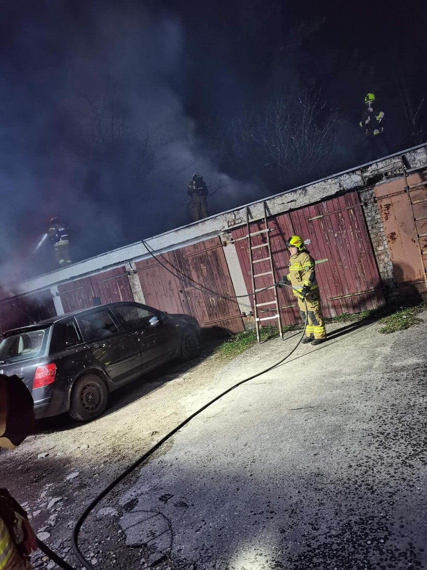 Pożar przy ul. Kosynierów Gdyńskich w Gorzowie. Z ogniem walczy 8 zastępów straży pożarnej