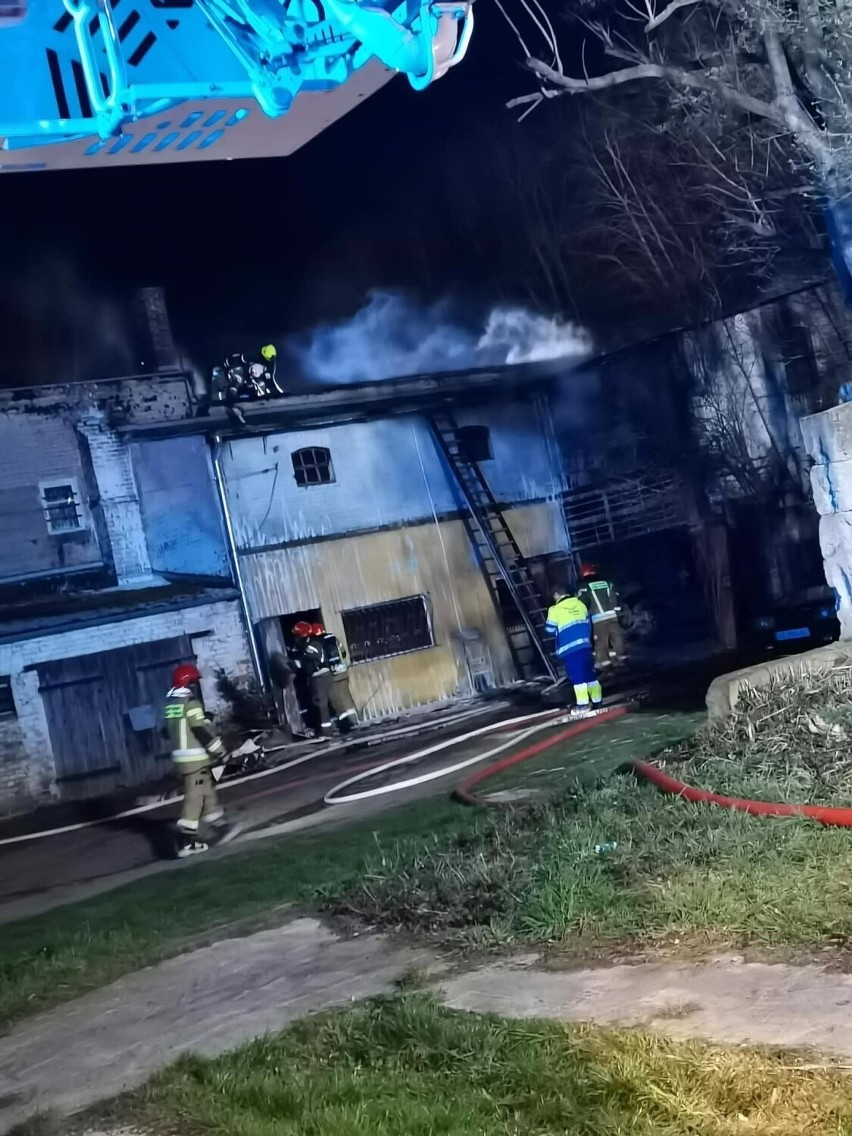 Pożar przy ul. Kosynierów Gdyńskich w Gorzowie. Z ogniem walczy 8 zastępów straży pożarnej