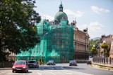 Budynek Poczty Głównej w Bielsku-Białej zasłonięty siatką. Poważny remont