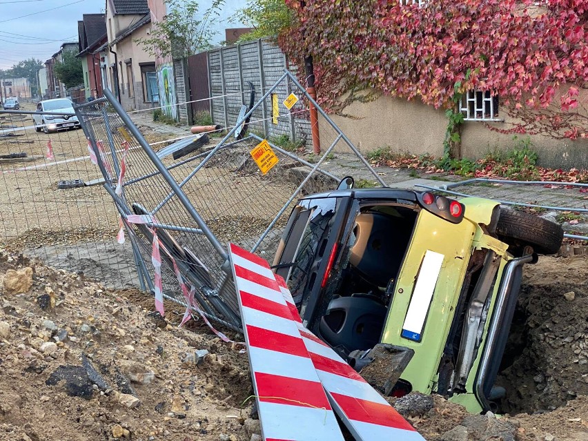 W Siewierzu na ul. Krakowskiej samochód wylądował w wykopie...