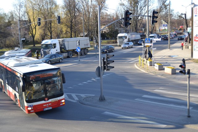 Według obliczeń naukowców Politechniki Gdańskiej 8 procent ciężarówek na polskich drogach jest przeładowanych.